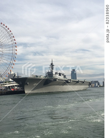 ヘリコプター搭載護衛艦「かが」大阪港着岸 82038960