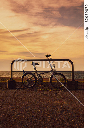 海辺の自転車　夕景 82039079