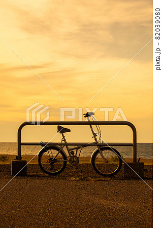 海辺の自転車　夕景 82039080