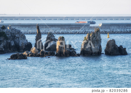 Chuam beach chotdaebawi rock Chuam beach chotdaebawi rock 82039286