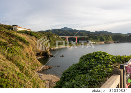 恋人岬から見る夕景の青海川 82039384