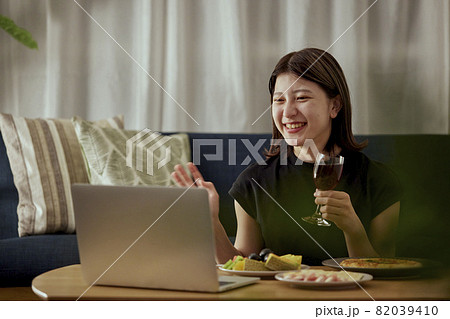 家で一人でお酒を楽しむ若い日本人女性 家で一人でお酒を楽しむ若い日本人女性 82039410