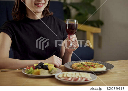 家で一人でお酒を楽しむ若い日本人女性 82039413