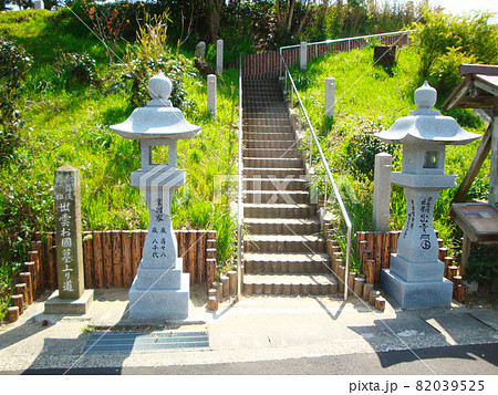 「歌舞伎始祖 出雲お國墓上り道」の石碑（島根県出雲市大社町杵築北） 82039525