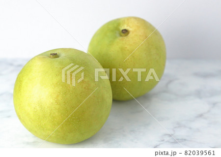 2個の梨（白背景） 82039561