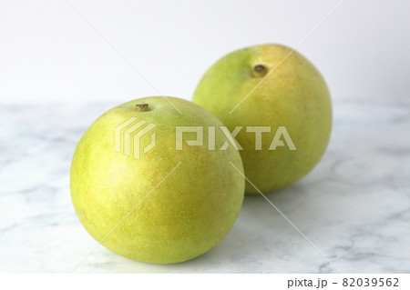 梨が2個（白背景） 82039562