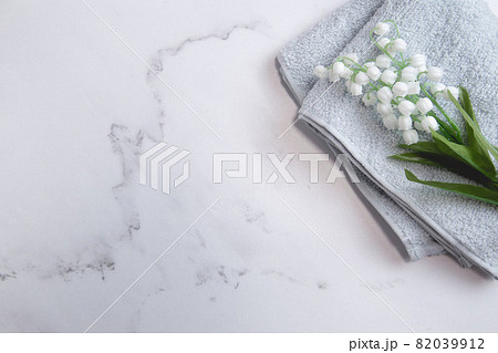 鈴蘭・すずらん・スズランの花。コピースペース有りの白背景 82039912