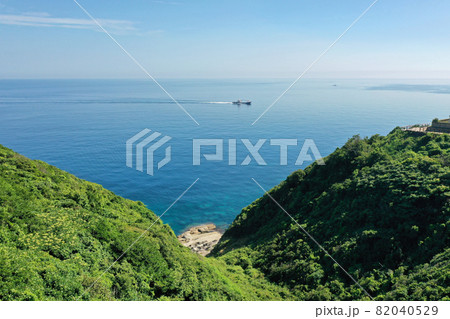 美保関灯台付近のコバルトブルーの海 美保関灯台付近のコバルトブルーの海 82040529