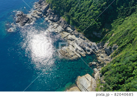 美保関灯台下の岩壁の海岸線の空撮 82040685