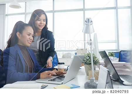Friendly Businesswoman Helping New Coworker 82040793