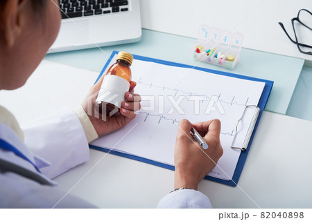 Cardiologist Prescribing Medicine Cardiologist Prescribing Medicine 82040898