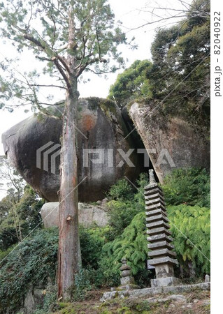 笠置寺の石造十三重塔と巨岩 82040922