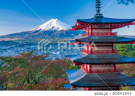 (山梨県)桜紅葉した新倉山浅間公園、忠霊塔と新雪富士 (山梨県)桜紅葉した新倉山浅間公園、忠霊塔と新雪富士 82041953