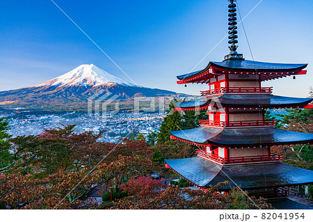 (山梨県)桜紅葉した新倉山浅間公園、忠霊塔と新雪富士 (山梨県)桜紅葉した新倉山浅間公園、忠霊塔と新雪富士 82041954