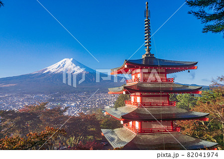 (山梨県)桜紅葉した新倉山浅間公園、忠霊塔と新雪富士 (山梨県)桜紅葉した新倉山浅間公園、忠霊塔と新雪富士 82041974