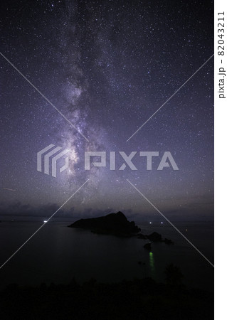 《鹿児島県 薩摩半島》後藤鼻展望所から沖秋目島と星空 《鹿児島県 薩摩半島》後藤鼻展望所から沖秋目島と星空 82043211