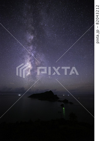 《鹿児島県 薩摩半島》後藤鼻展望所から沖秋目島と夏の天の川 《鹿児島県 薩摩半島》後藤鼻展望所から沖秋目島と夏の天の川 82043212