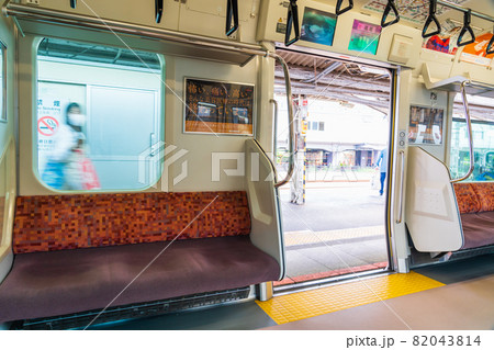 中央線　高尾から東京行きの車内風景 82043814