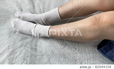 ムダ毛のたくさん生えた白靴下の女性の脛 82044158