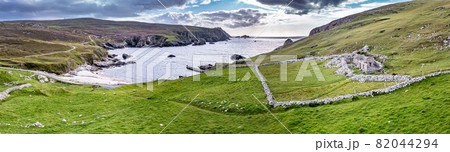 Abandoned village at An Port between Ardara and Glencolumbkille in County Donegal - Ireland. 82044294