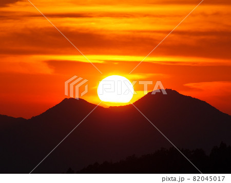 二上山に沈む夕陽 82045017