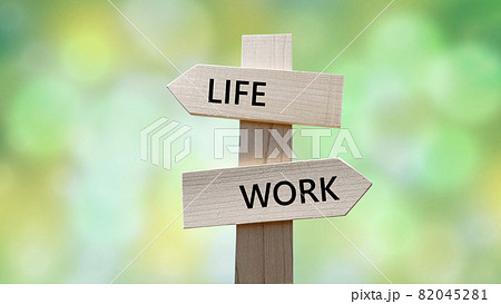 道しるべと緑背景_2方向_真ん中_LIFEとWORK文字入り 82045281