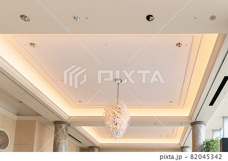 ラウンジの天井照明 82045342