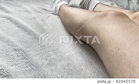 ムダ毛のたくさん生えた白靴下の女性の脛と膝と太腿 82045570