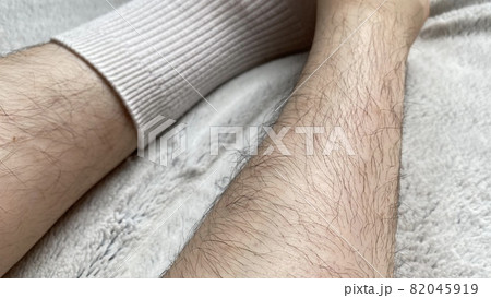 ムダ毛のたくさん生えた白靴下の女性の脛 ムダ毛のたくさん生えた白靴下の女性の脛 82045919