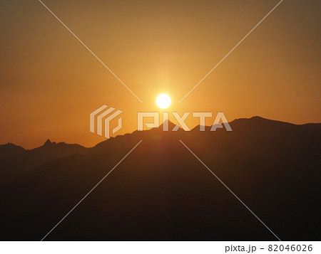 大峯山・脈釈迦ヶ岳に沈む夕陽 大峯山・脈釈迦ヶ岳に沈む夕陽 82046026