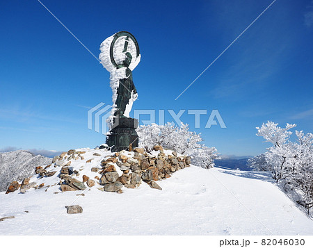 大峯山脈・釈迦ヶ岳 厳冬期の山頂 大峯山脈・釈迦ヶ岳 厳冬期の山頂 82046030