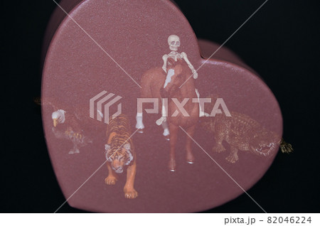 リーダーシップを発揮する骸骨 82046224