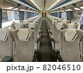 特急列車の車内　座席 82046510