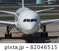 空港に到着する飛行機 82046515