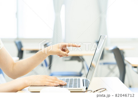 ノートパソコンを指さす若い女性の指　撮影協力：中央工学校付属日本語学校 82046712