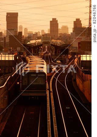 鉄道が走る夕暮の街並み 82046766