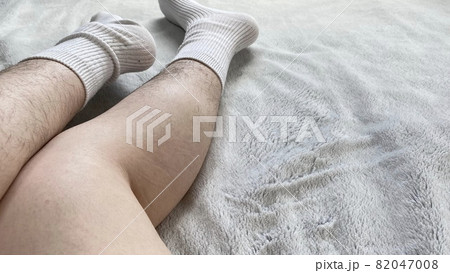 ムダ毛のたくさん生えた白靴下の女性の脛と脹脛 ムダ毛のたくさん生えた白靴下の女性の脛と脹脛 82047008