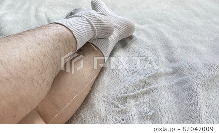ムダ毛のたくさん生えた白靴下の女性の脛とふくらはぎ 82047009