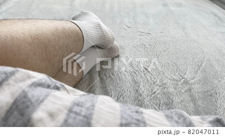 ムダ毛のたくさん生えた白靴下の女性の脛とふくらはぎ 82047011
