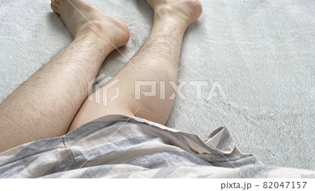 ムダ毛のたくさん生えた女性の脛とふくらはぎ ムダ毛のたくさん生えた女性の脛とふくらはぎ 82047157