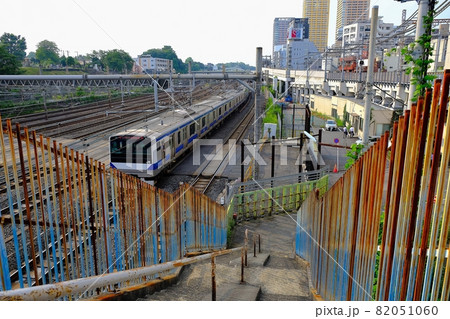 東京都台東区　御隠殿橋と常磐線品川直通列車 82051060