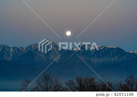 晩秋の北アルプスに沈む満月　【長野県】 82051196