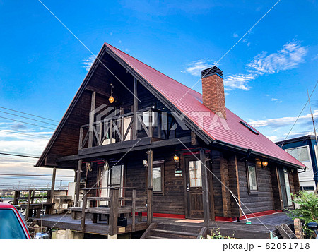 赤い屋根のログハウス 82051718