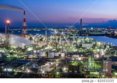 三重県四日市市 四日市港のたそがれの工場夕景 三重県四日市市 四日市港のたそがれの工場夕景 82053335