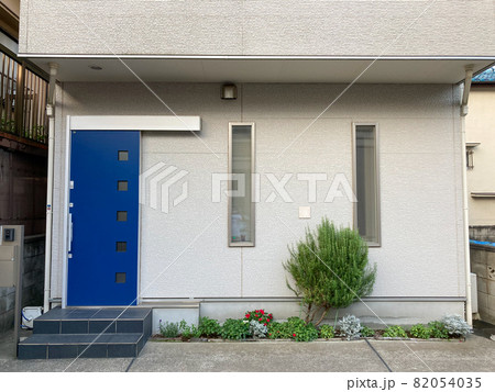 青色のドアのモダン住宅 82054035