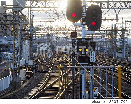 早朝の大和西大寺駅構内の風景 82054792