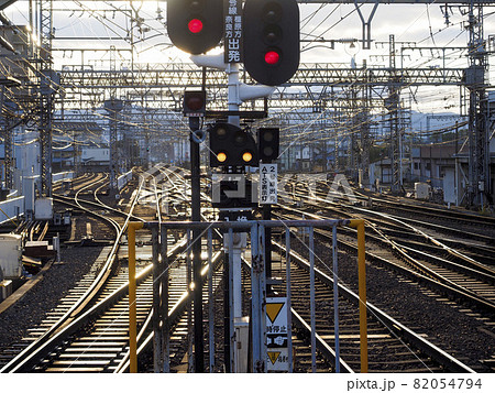 早朝の大和西大寺駅構内の風景 82054794