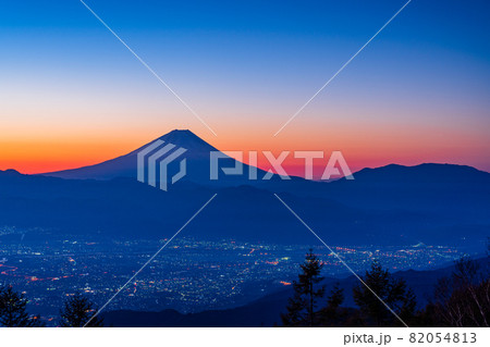 (山梨県)甘利山から望む富士山　夜明け 82054813