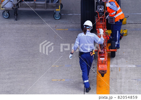 出発の準備をする女性のグランドハンドリング 82054859