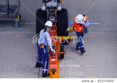 女性のグランドハンドリング 82054860